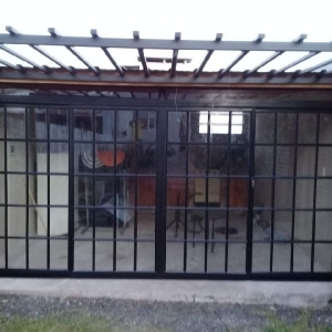 Puerta Ventana Corrediza Aluminio Negro en Vidrio Repartido
