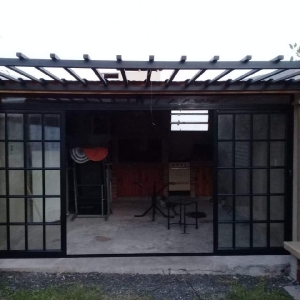 Puerta Ventana Corrediza Aluminio Negro en Vidrio Repartido